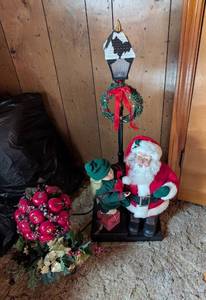 lot 564 image: Christmas Decoration Set - Santa Figure with Lamp Post and Wreath