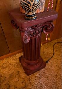 lot 568 image: Decorative Roman Column Pedestal Stand