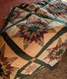 lot 571 image: Handmade Star Pattern Quilt with Green Border