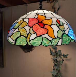 lot 582 image: Tiffany Style Stained Glass Pendant Light Fixture with Floral Design
