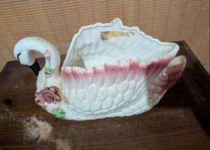 lot 605 image: Decorative Ceramic Swan Planter
