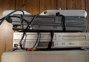 lot 609 image: Philips 4 Head Hi-Fi Stereo VCR Player Bundle