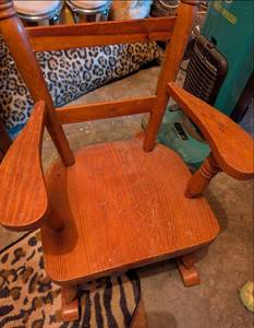 lot 622 image: Wooden Rocking Chair with Arms