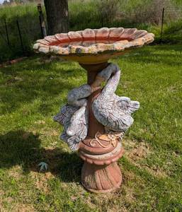 lot 637 image: Decorative Bird Bath with Swan Base Garden Fountain