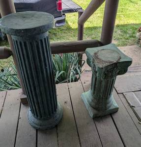 lot 646 image: Decorative Roman Column Pedestals - Set of 2