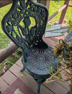 lot 650 image: Cast Iron Tulip Pattern Bistro Set - Garden Furniture