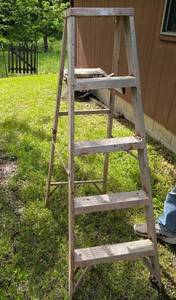 lot 655 image: Wooden Step Ladder 6 Foot
