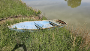 lot 3 image: Aluminum Jon Boat