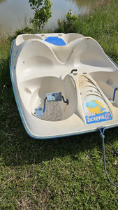 lot 4 image: Sun Dolphin Pedal Boat