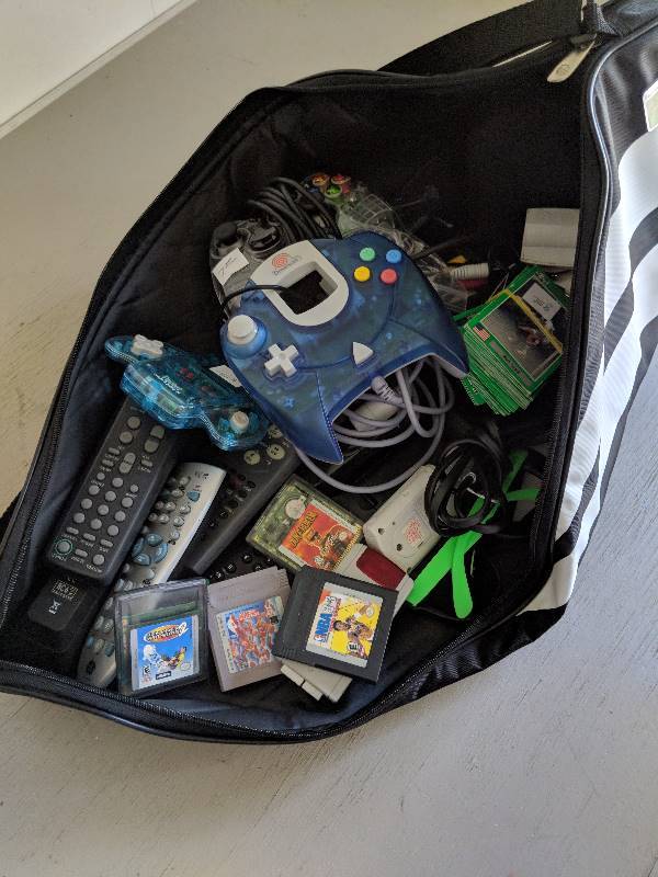 lot 10013 image: tennis bag and contents