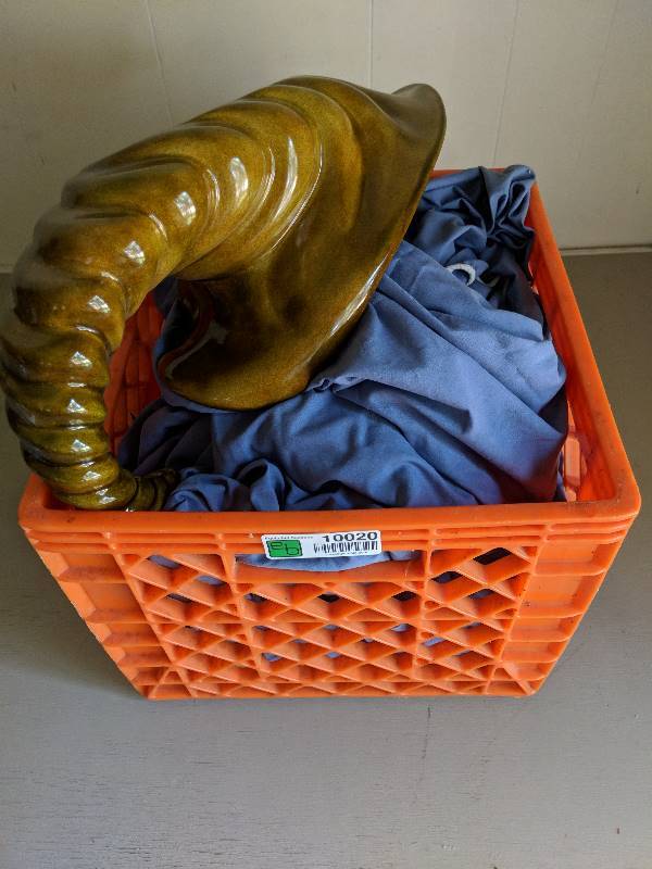 lot 10020 image: various home decor items