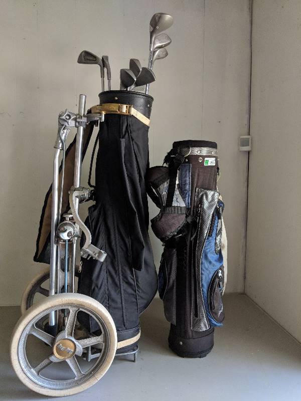 lot 10022 image: 2 - golf bags and one set of clubs