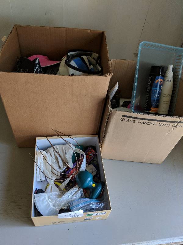 lot 10027 image: Hats  Visors  and various items