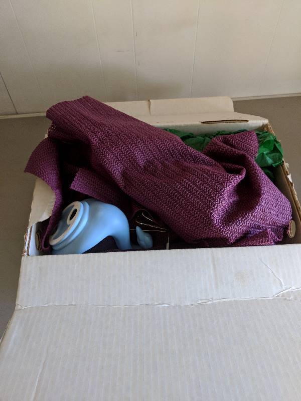 lot 10028 image: box of home decor