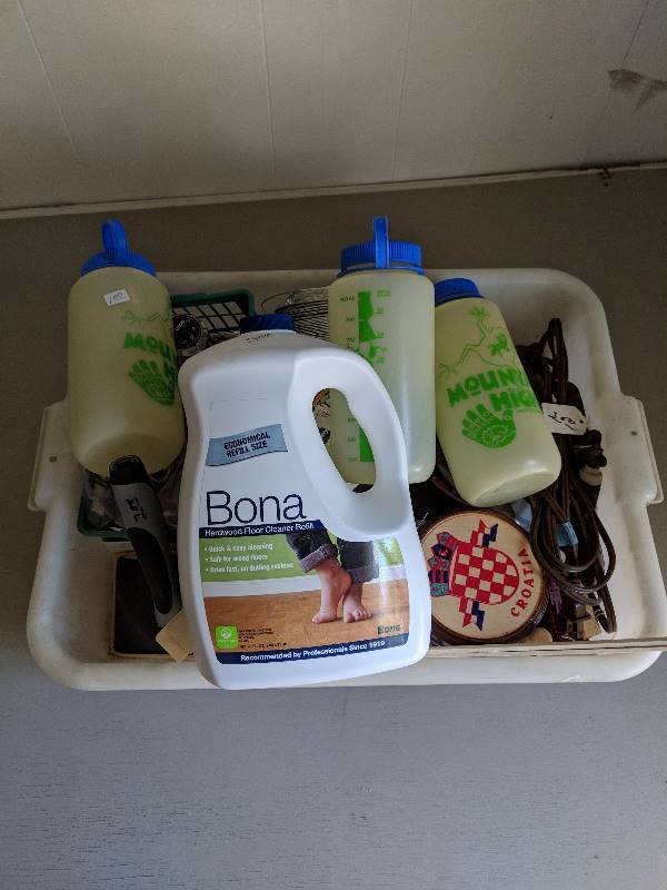 lot 10030 image: Housewares and cleaning supplies