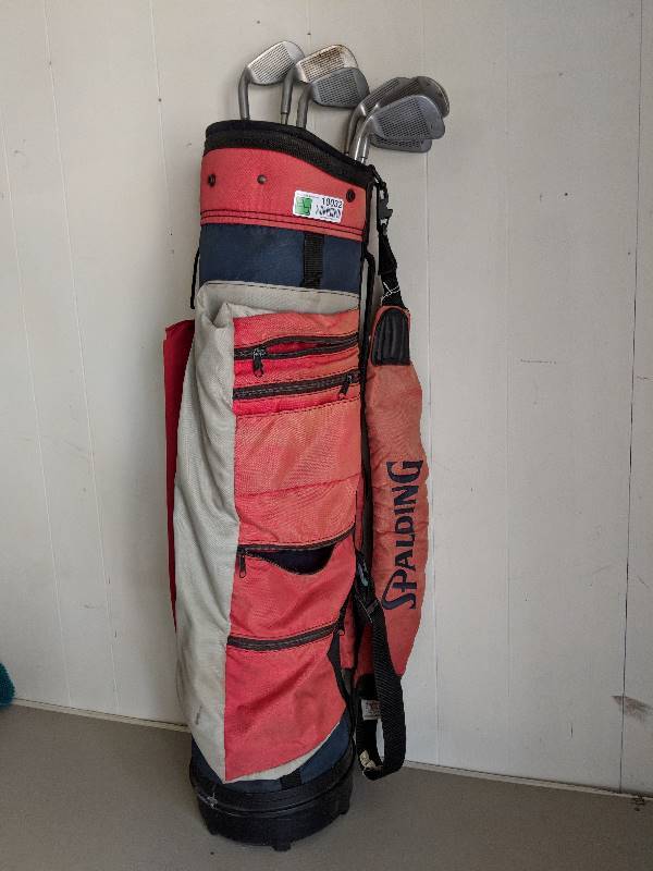 lot 10032 image: Golf bag and set of clubs