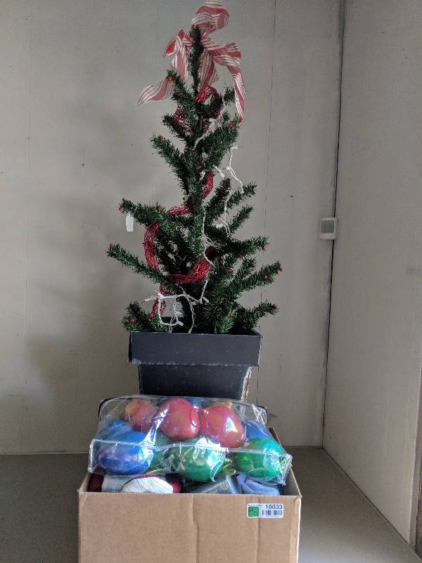 lot 10033 image: Christmas Decor