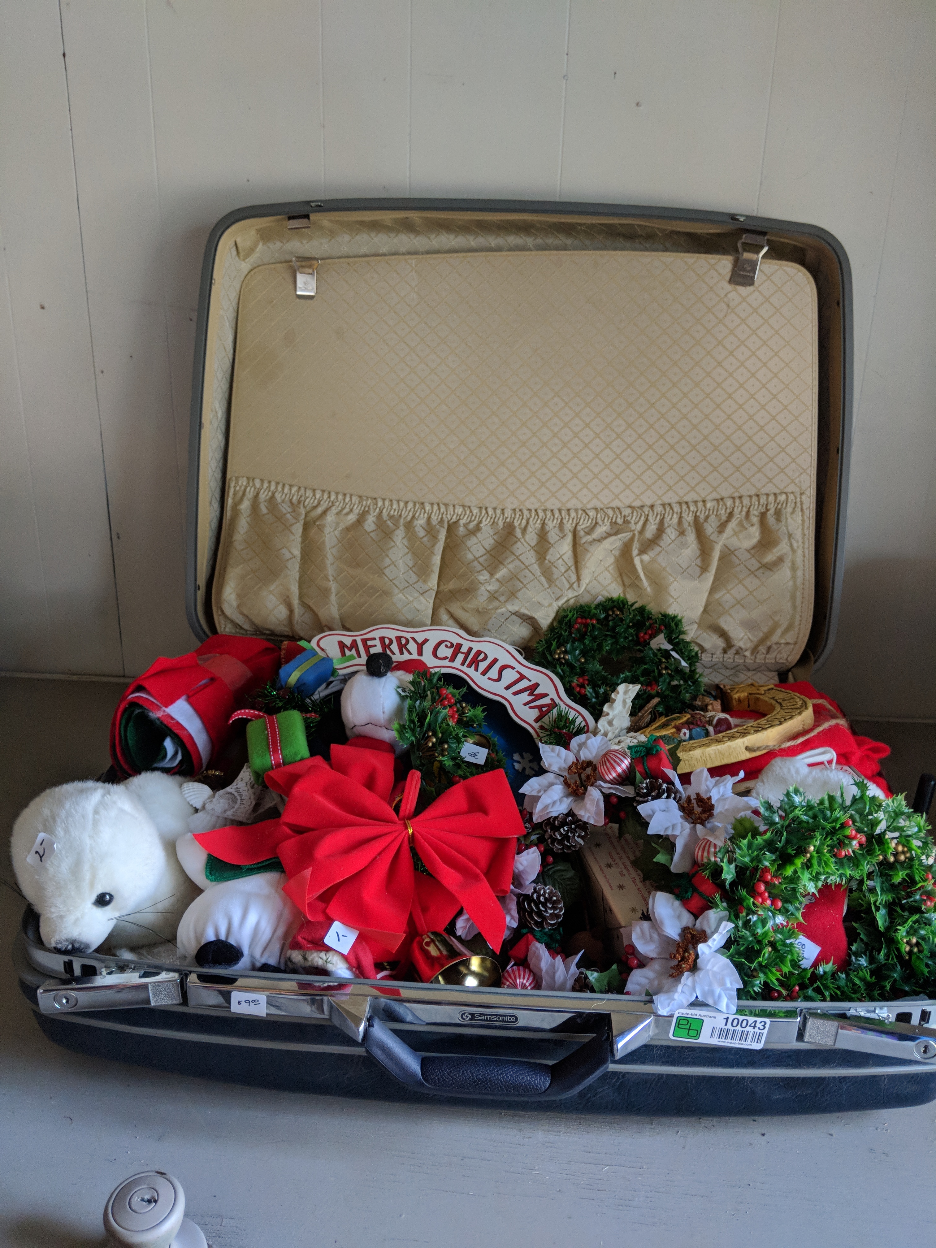 lot 10043 image: Christmas decorations