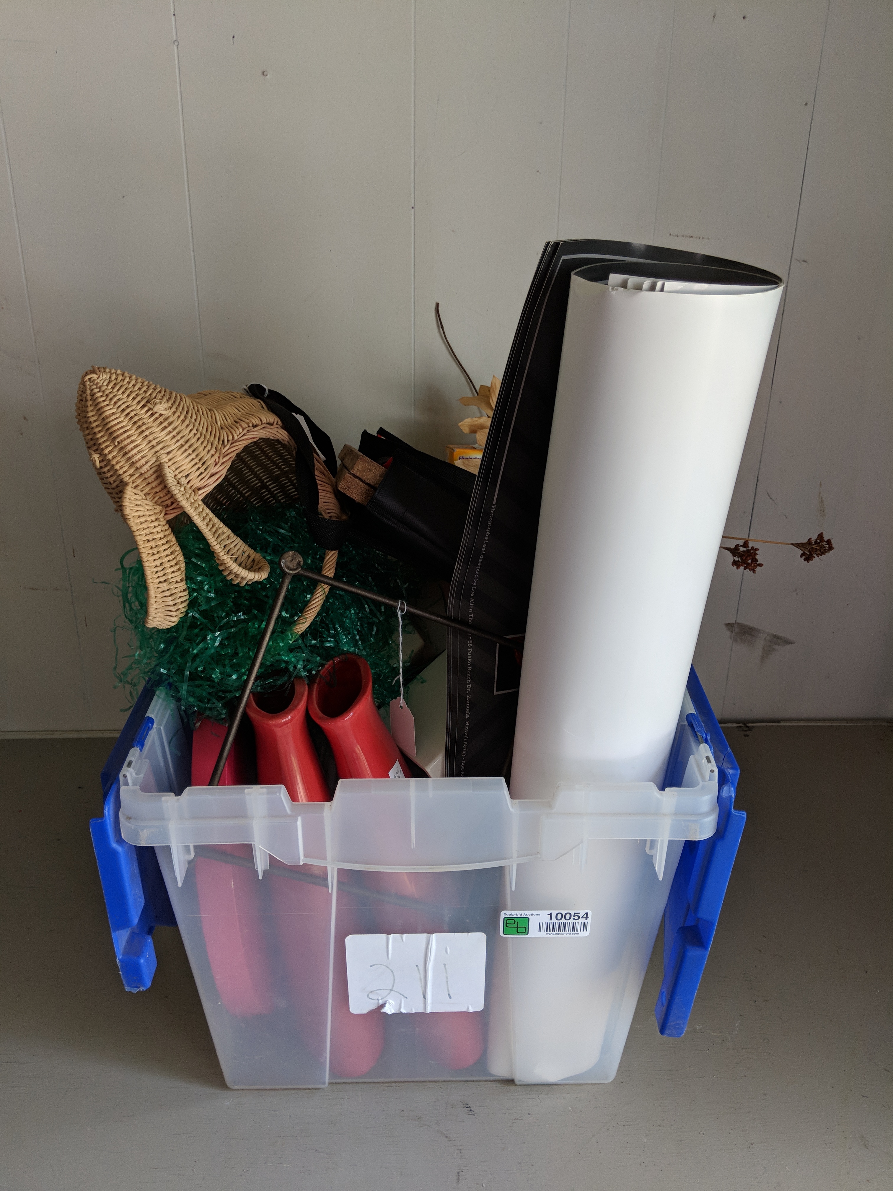 lot 10054 image: Blender and home decor items