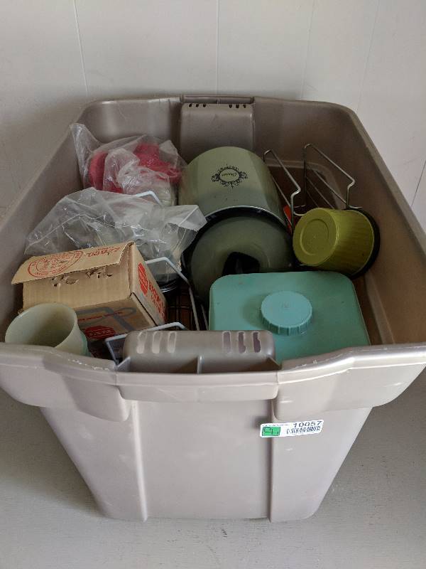 lot 10057 image: Various kitchen items