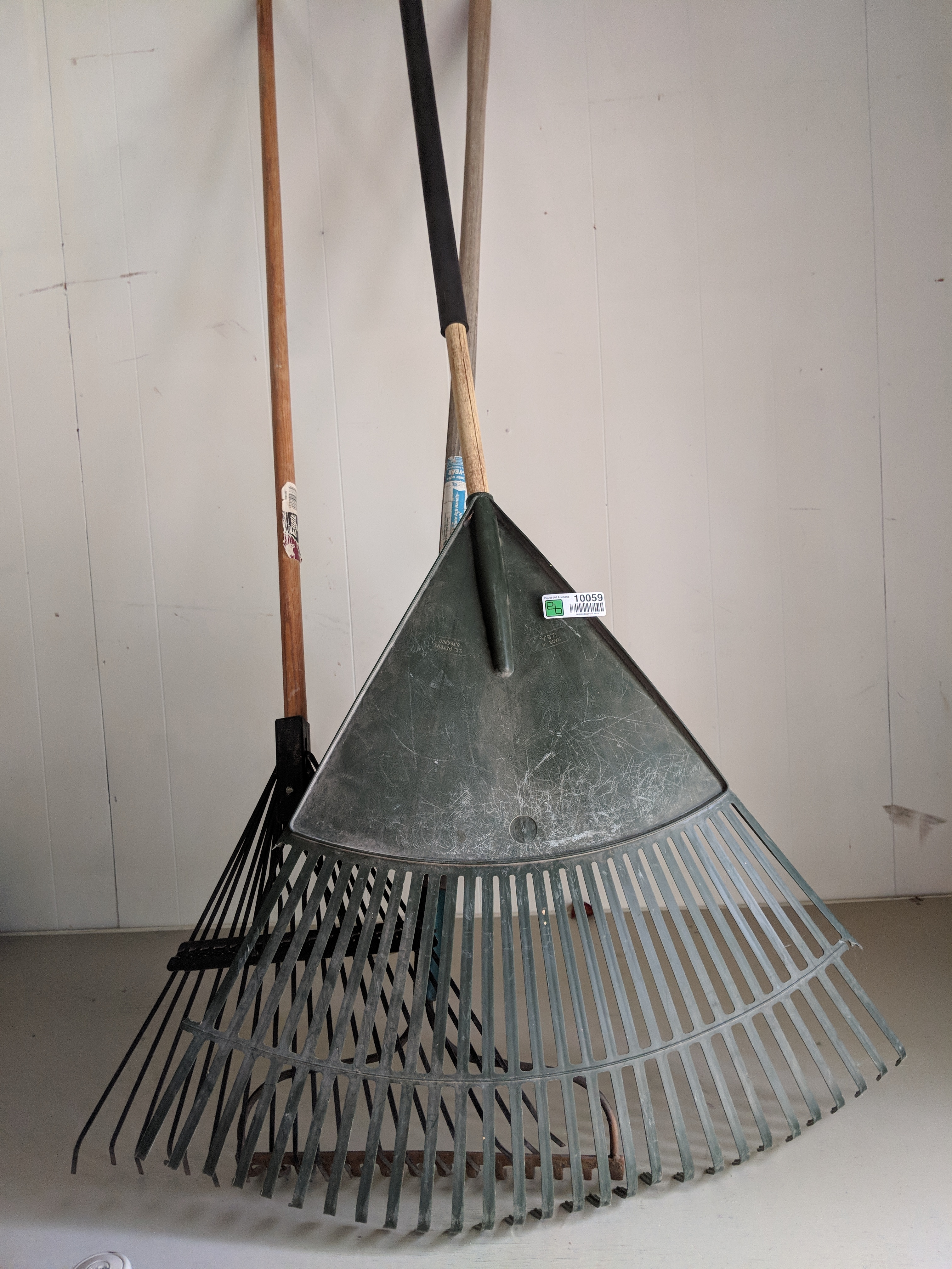 lot 10059 image: 3 - wood handled rakes
