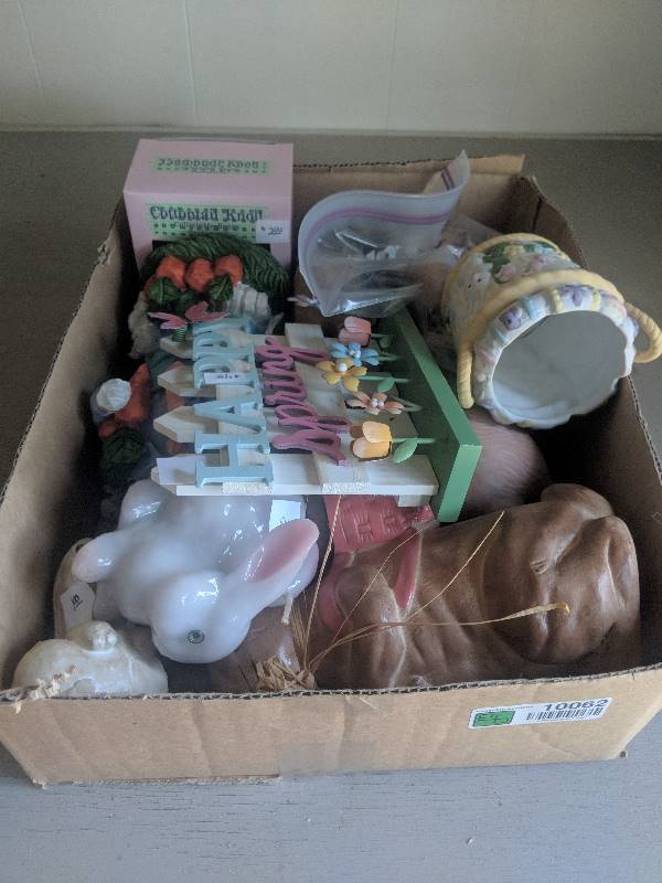 lot 10062 image: Beautiful Easter Decor