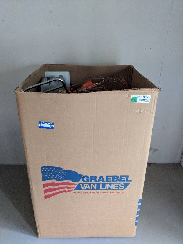 lot 10070 image: Box full of home decor items