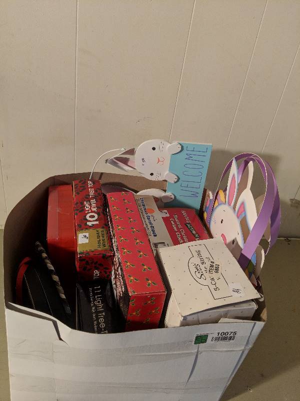 lot 10075 image: Christmas collection of items