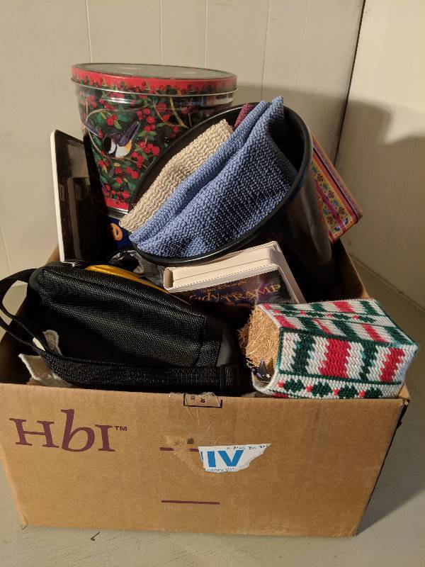 lot 10080 image: Big box of various home decor items