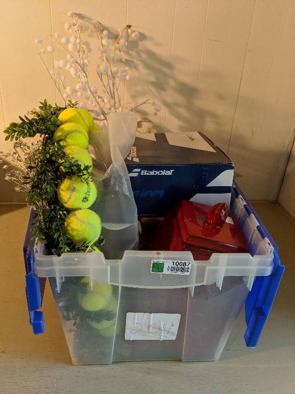 lot 10087 image: Home decor items and candles