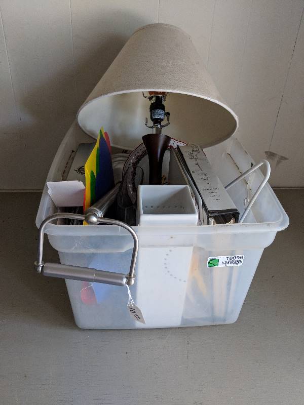 lot 10096 image: Home decor and kitchen items