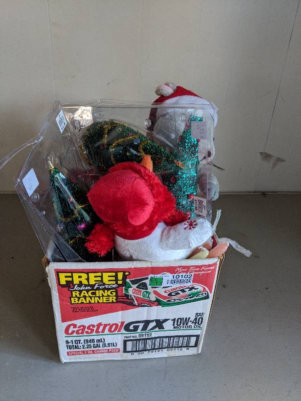 lot 10102 image: Christmas items and candles