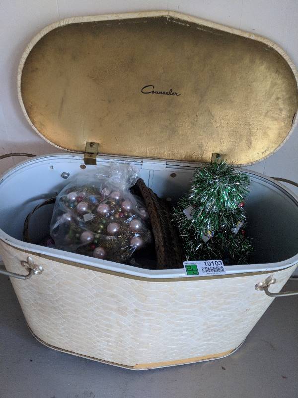 lot 10103 image: Christmas decorations