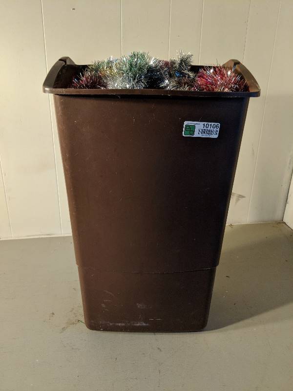 lot 10106 image: Trash can and Garland