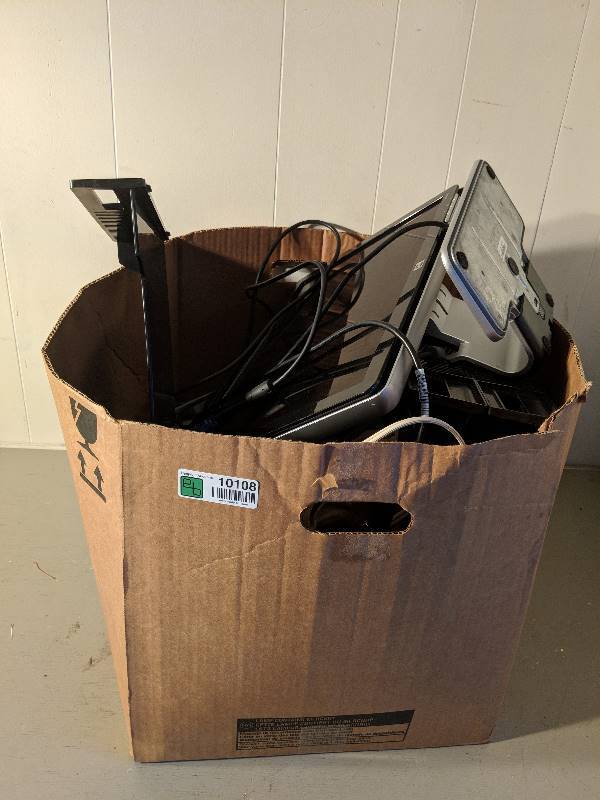 lot 10108 image: Expandable hose  Computer monitor  office supplies