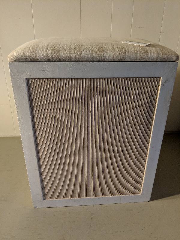 lot 10112 image: Bathroom household items