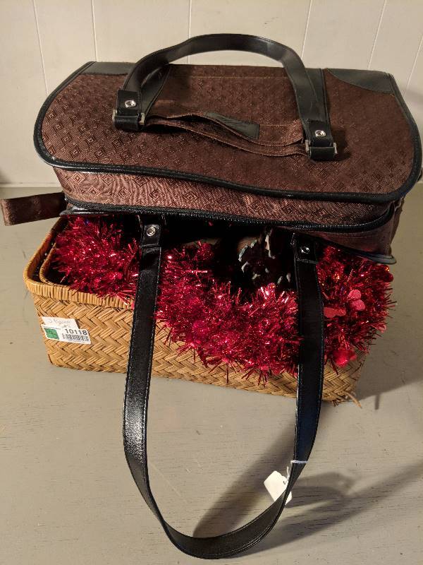 lot 10118 image: 3 pc. basket set with home decor items