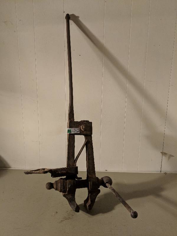 lot 10120 image: Big old vise