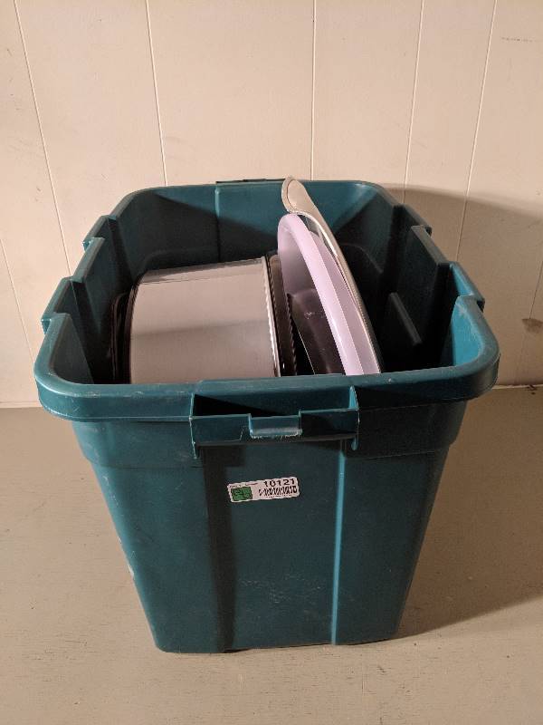 lot 10121 image: Kitchen bakeware