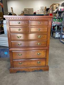 lot 200 image: Broyhill 5 drawer chest 47 x 34 x 18 in