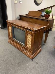 lot 201 image: Zenith console tv 32 x 48 x 19 in
