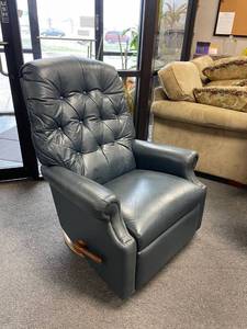 lot 203 image: La-Z-Boy blue leather swivel recliner 41 x 33 x 27 in seat width is 21 in