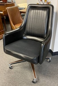 lot 205 image: Vintage Chromecraft black rolling chair