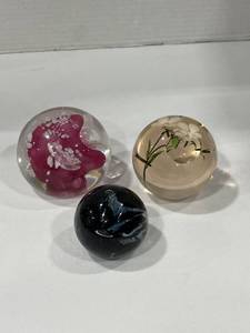 lot 1016 image: Signed art glass paperweights