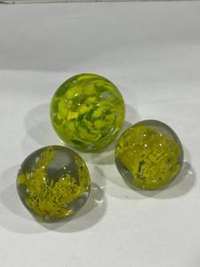 lot 1018 image: Yellow art glass paperweights