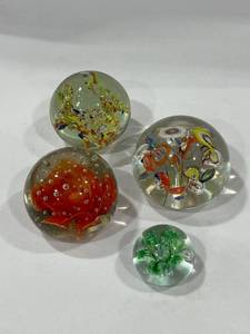 lot 1019 image: Art glass paperweights