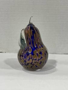 lot 1020 image: Art glass pear paperweight