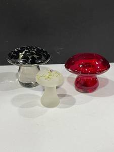 lot 1025 image: Fenton hand painted mushroom with other glass mushrooms