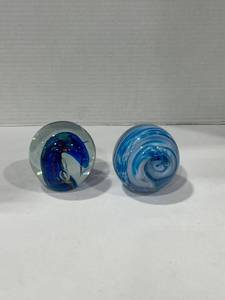 lot 1028 image: Art glass paperweights