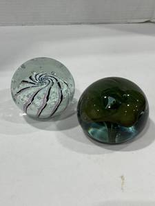 lot 1029 image: Art glass paperweights